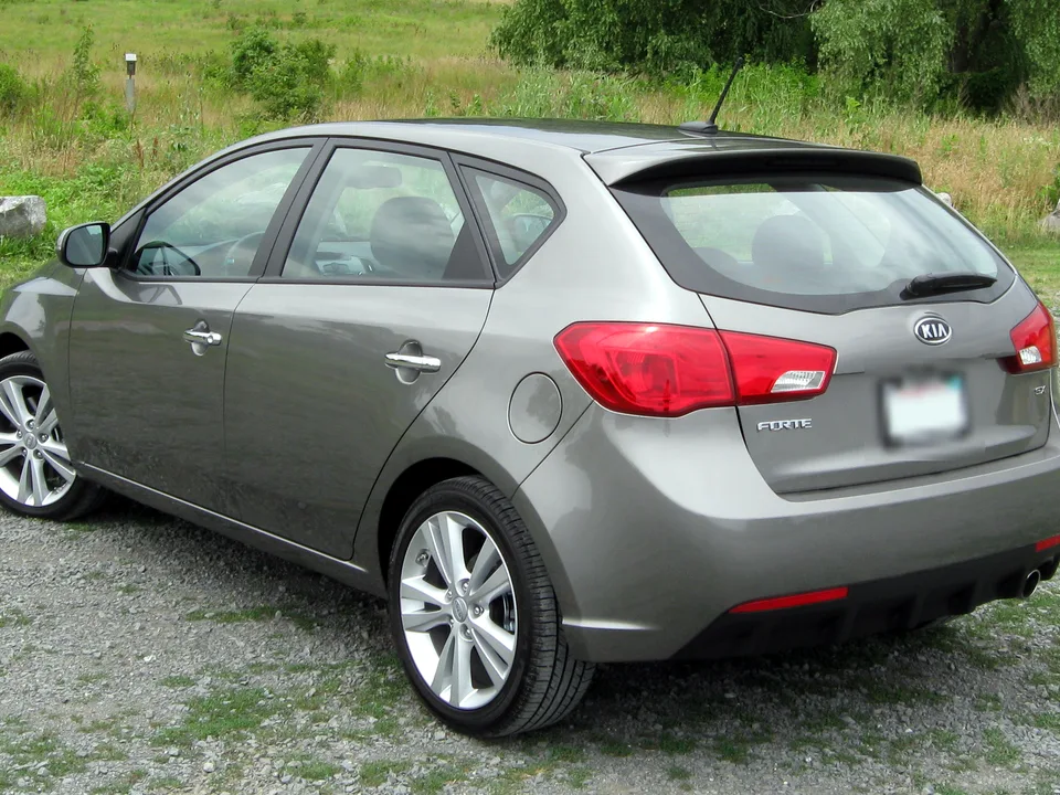 Kia Forte5 hatchback, rear three-quarter — original