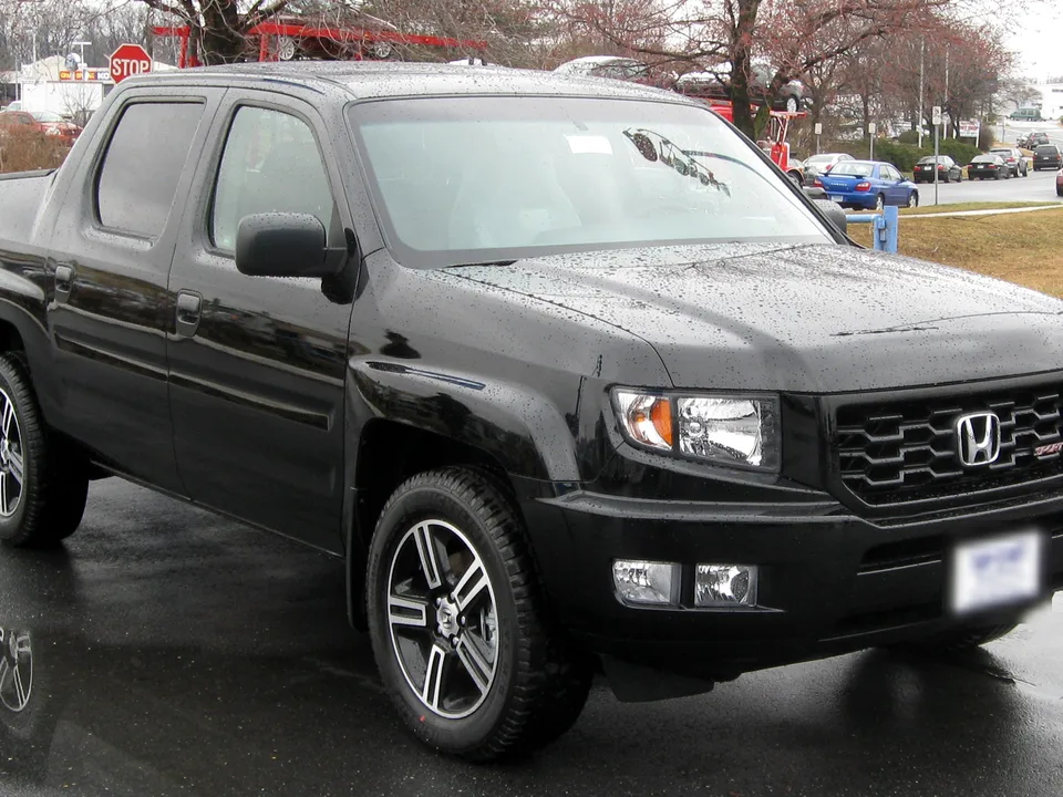 Honda Ridgeline Sport pickup, front three-quarter — original